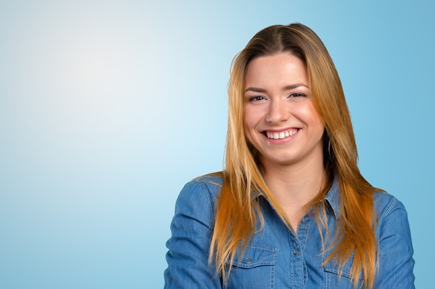 Portrait d'heureuse jeune femme belle souriante