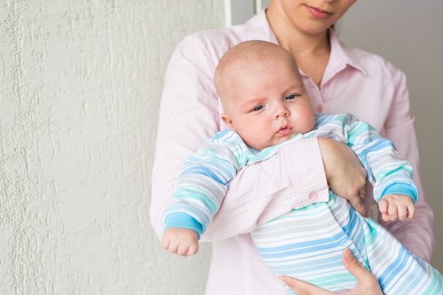 Portrait de l'heureuse mère et bébé à l'intérieur