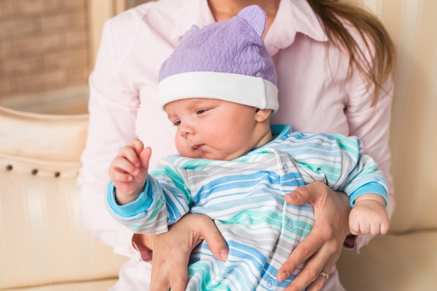 Portrait de l'heureuse mère et bébé à l'intérieur