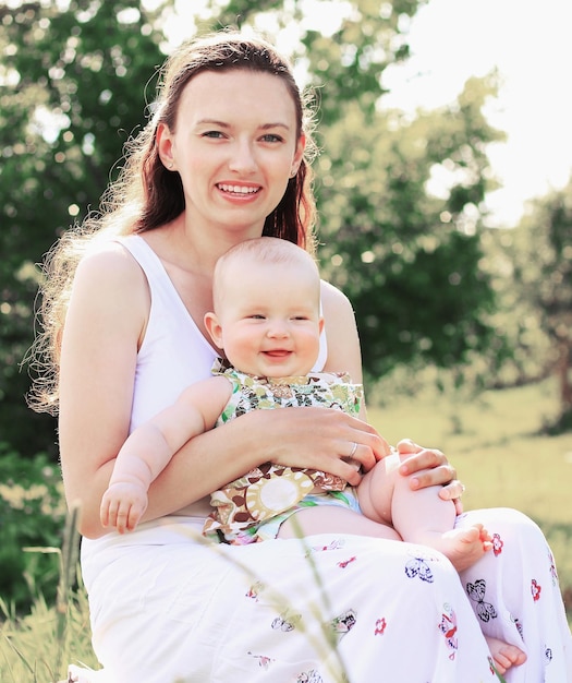 Portrait d'heureuse mère et fille sur fond de parc