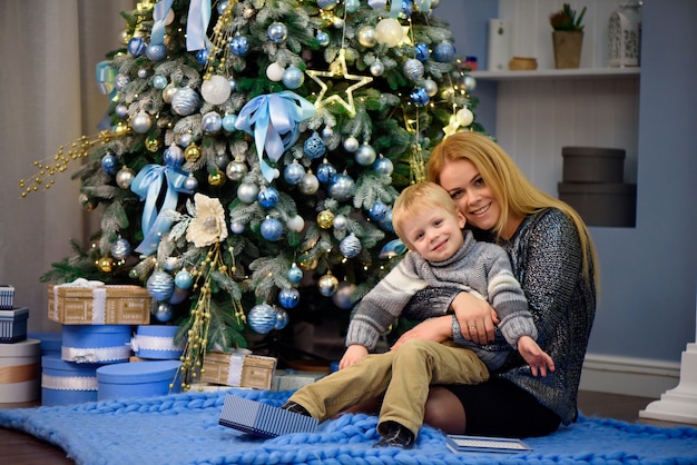 Portrait de l'heureuse mère et fils fête Noël. Vacances du nouvel an