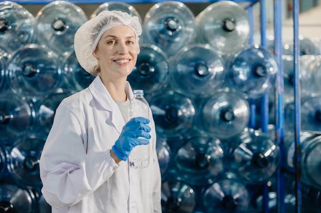 portrait heureux adulte aîné femmes caucasiennes travailleuses travaillent dans l'usine d'eau potable avec propre