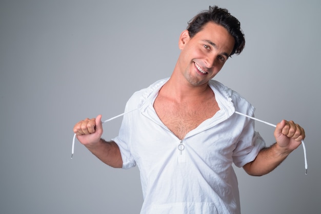 Portrait d'heureux bel homme hispanique portant une chemise à capuche