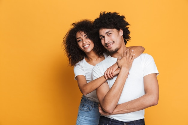 Portrait d'un heureux couple afro-américain étreindre