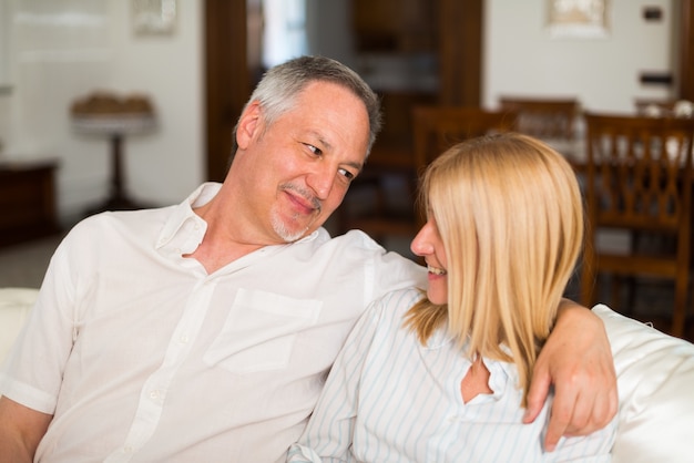 Portrait d&#39;un heureux couple d&#39;âge mûr chez eux