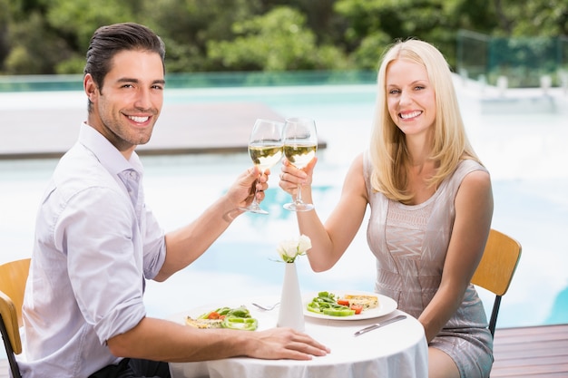 Portrait, heureux, couple, griller, verres vin blanc