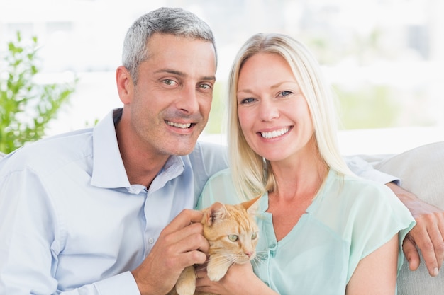 Portrait de l&#39;heureux couple jouant avec le chat