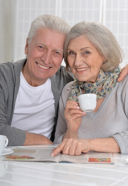 Portrait d'un heureux couple de personnes âgées buvant du thé