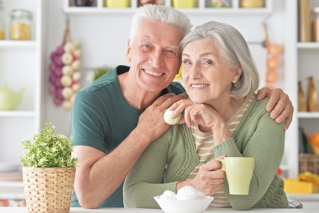 Portrait d'un heureux couple de personnes âgées buvant du thé