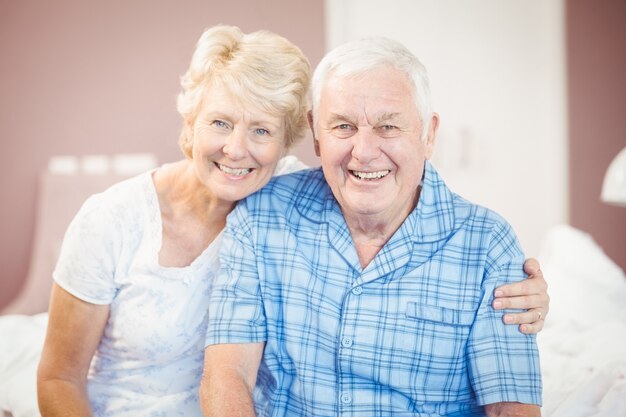 Portrait de l'heureux couple de personnes âgées