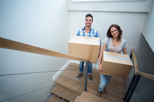 Portrait, de, heureux, couple, tenue, cartons