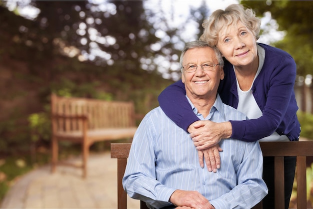 portrait, de, heureux, couples aînés, sourire