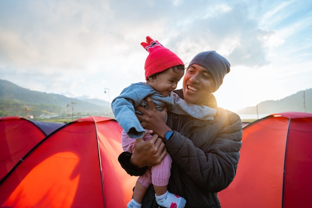 Portrait d'heureux de la famille du camping avec de belles vues sur la colline