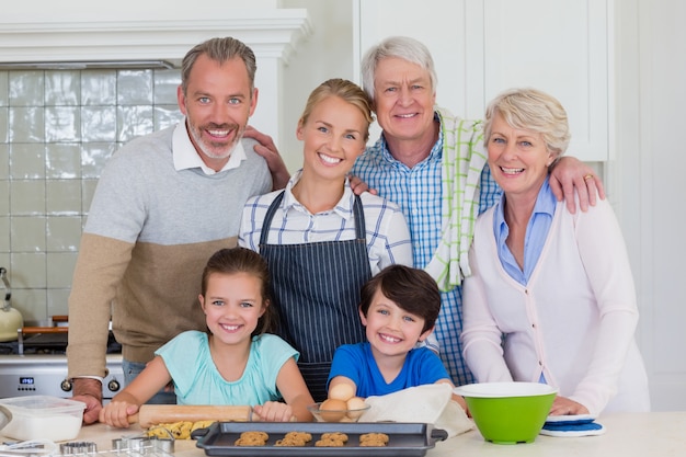 Portrait, de, heureux, famille multi-génération, debout, dans, cuisine