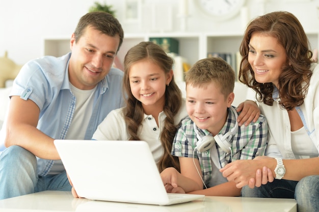 Portrait d'un heureux famyli s'amuser ensemble