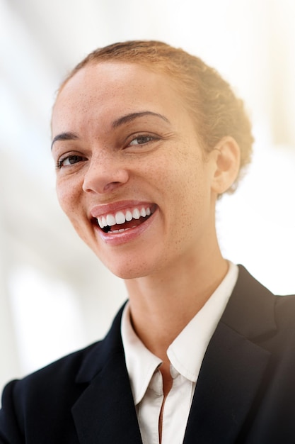 Portrait heureux et femme au bureau avec comptable professionnel travaillant dans une société financière avec fierté Personne sourire et confiance dans le cabinet comptable d'entreprise en tant que conseiller d'affaires en économie