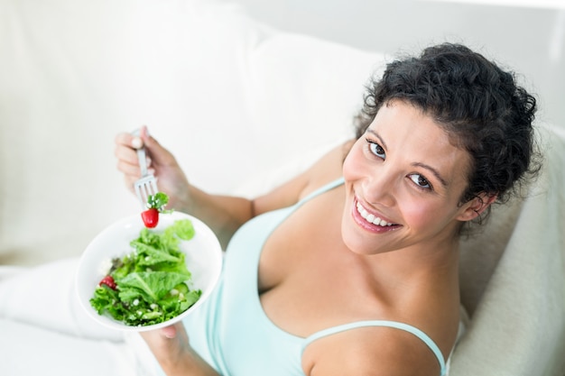 Portrait, de, heureux, femme, manger, salade