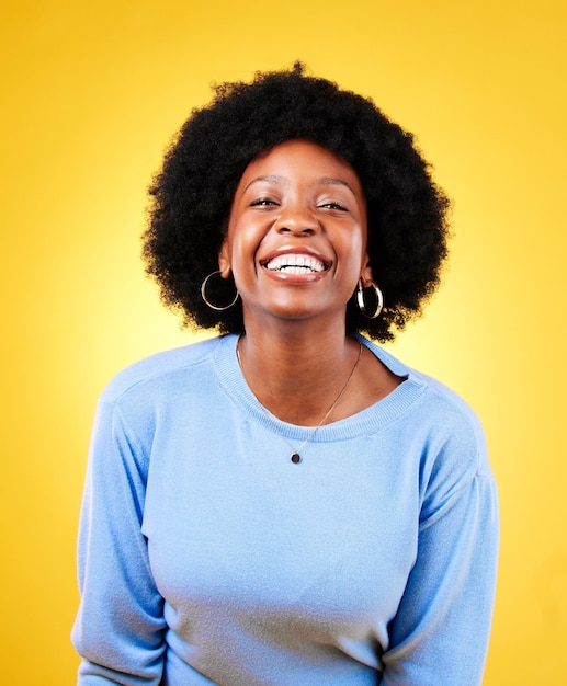 Photo portrait heureux femme noire et dents blanches en studio isolé sur fond jaune visage sourire et personne africaine riant drôle de blague et excité dans la mode et le style des vêtements décontractés au nigeria