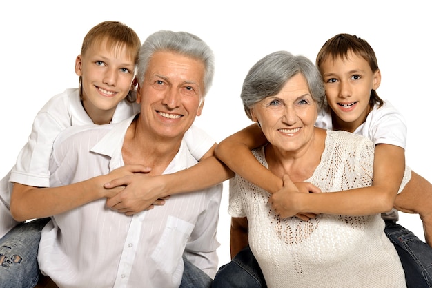 Portrait d'un heureux grands-parents et de leurs deux petits-enfants