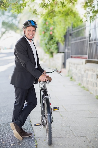 Portrait, de, heureux, homme affaires, debout, à vélo