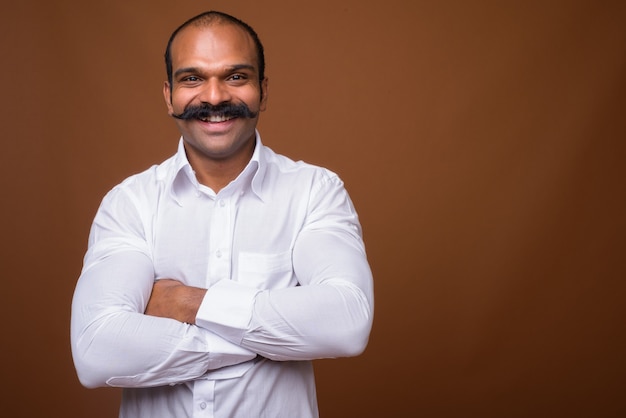 Portrait d'heureux homme d'affaires indien avec moustache en vêtements décontractés