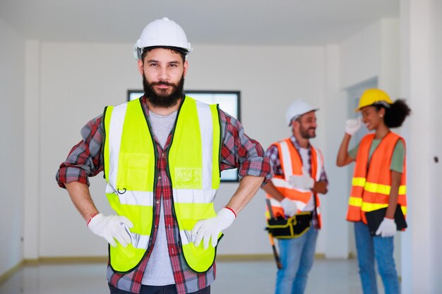 Portrait heureux homme électricien hispanique travailleur avec une équipe de constructeurs professionnels sur le chantier de construction Service de maintenance Concept de réparation et de bricoleur