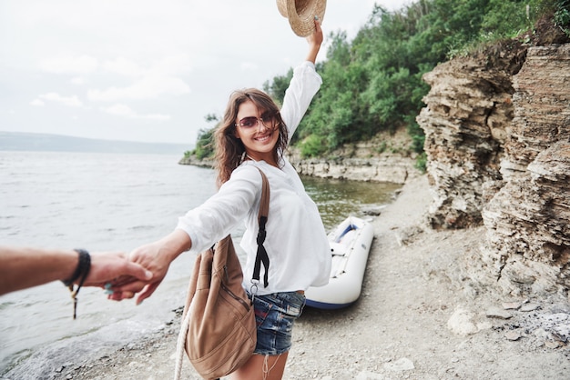 Portrait, de, heureux, jeune femme, dans, chapeau, tenue, homme, par, main, et, aller bateau, sur, les, lac, dans, les, montagnes