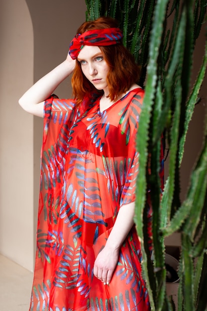 Portrait heureux de jeune femme dans des vêtements d'été