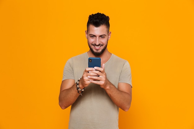 Portrait d'un heureux jeune homme décontracté debout