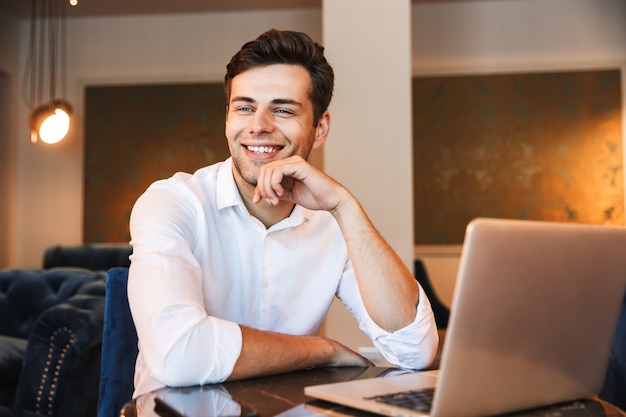 Portrait d'un heureux jeune homme habillé formel