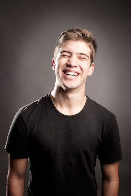 portrait d'heureux jeune homme souriant