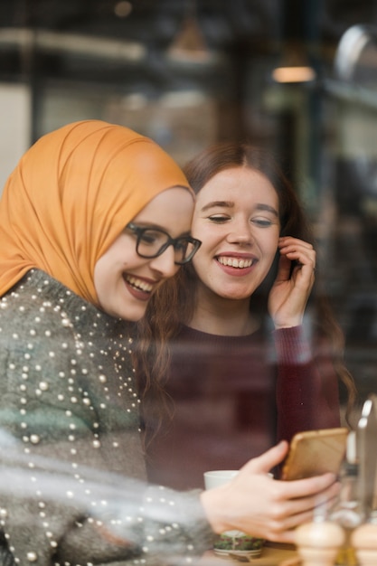 Photo portrait, de, heureux, jeunes filles, rire