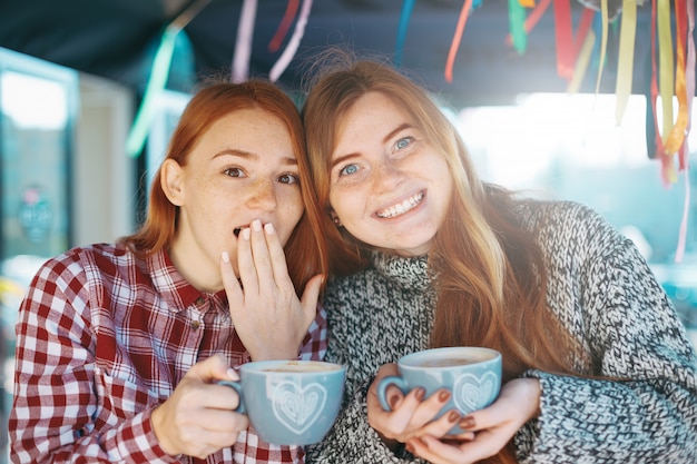 Portrait, de, heureux, jeunes filles, tenue, tasses café