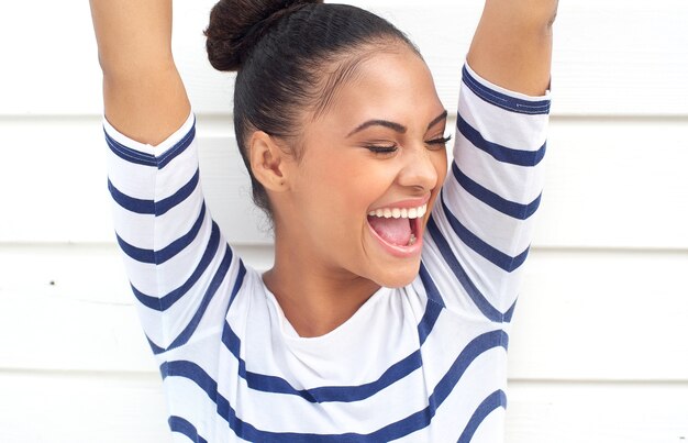 Photo portrait d'un heureux latino-américain souriant avec les bras levés