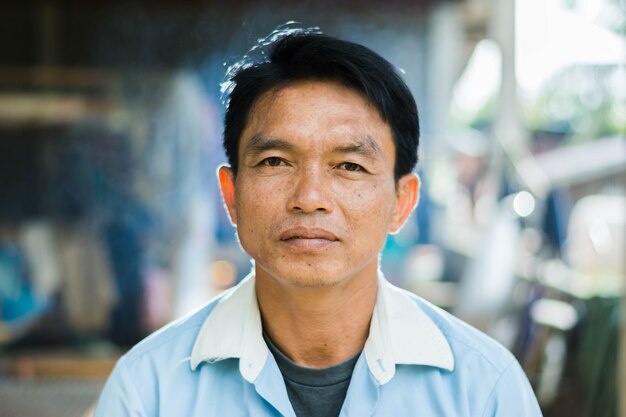 Portrait de l&#39;heureux moyen âge de l&#39;homme souriant isolé sur fond noir