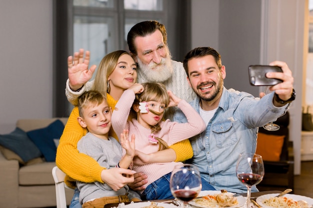 Portrait, de, heureux, multi, génération, famille, prendre, selfie, photo, séance, à, dîner, tabl