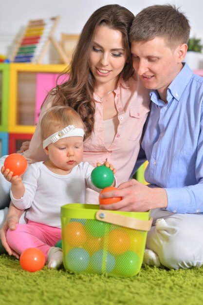 Portrait d'heureux parents jouant avec leur fille