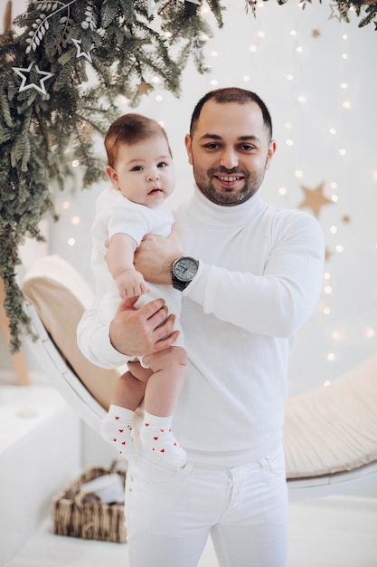 Portrait de l'heureux père barbu en fille étreignant blanc