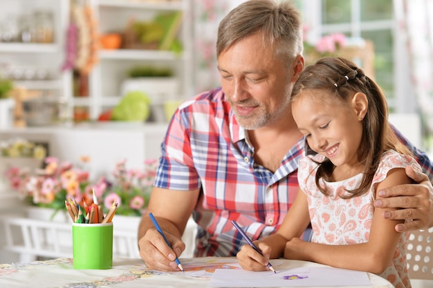 Portrait d'un heureux père et fille dessinant une photo