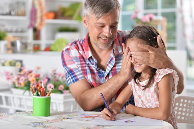 Portrait d'un heureux père et fille dessinant une photo