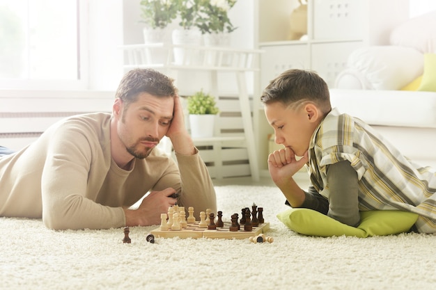 portrait de l'heureux père et fils jouant aux échecs