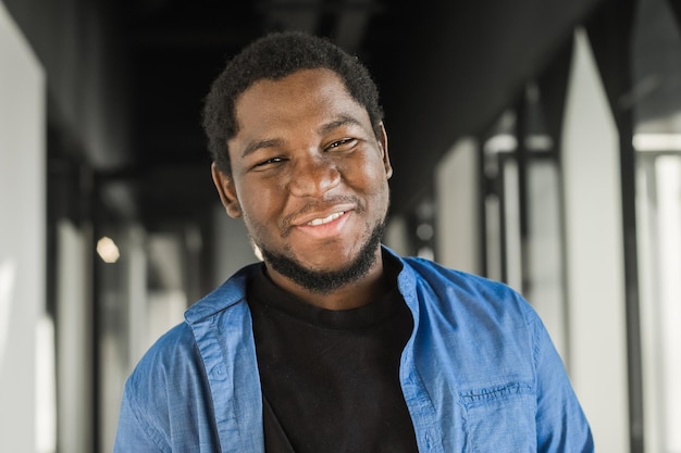 Portrait de l'heureux propriétaire d'une petite entreprise afro-américaine chef d'équipe masculin noir millénaire souriant