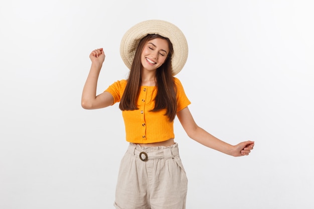 Portrait de hipster cool de jeune adolescente élégante montrant ses mains, humeur positive et émotions, voyage seul. Isolé sur gris