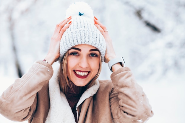 Portrait d'hiver de belle femme.