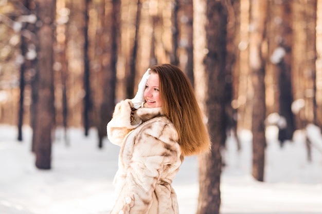 Portrait d'hiver de belle jeune femme portant un manteau de fourrure. Concept de mode beauté neige hiver.