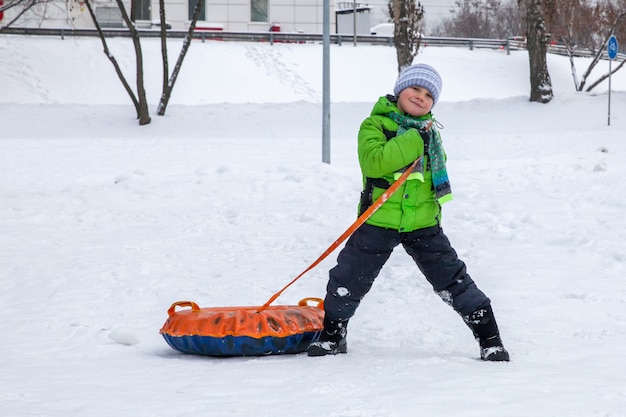 Portrait d'hiver du petit garçon dans des vêtements chauds