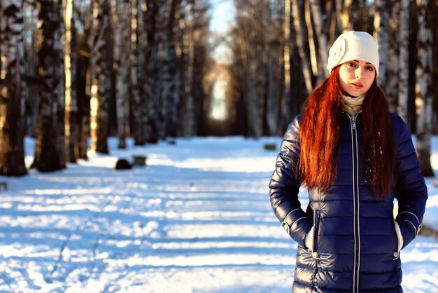Portrait d'hiver femelle en forêt