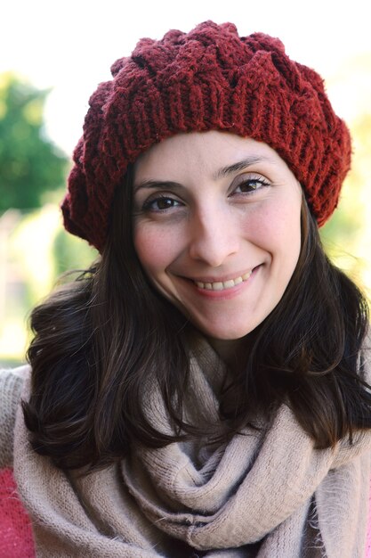 Portrait d&#39;hiver femme contre un mur de briques.