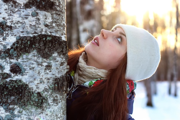 Portrait d'hiver femme en forêt