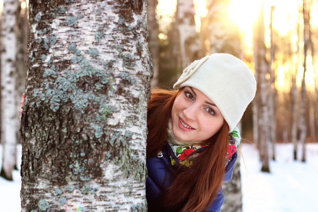 Portrait d'hiver femme en forêt